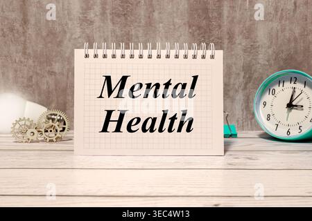 Symbol für psychische Gesundheit. Konzeptwort psychische Gesundheit auf Holzklötzen. Schöner gelber Hintergrund. Psychologie und psychische Gesundheit. Kopierbereich Stockfoto