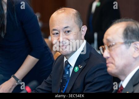 Bürgermeister Shiro Suzuki von Nagasaki trifft sich am 28. April 2026 im UN-Hauptquartier in New York, NY, mit dem Generalsekretär als Teil der Delegation der Bürgermeister für Frieden mit Kazumi Matsui aus Hiroshima. Stockfoto