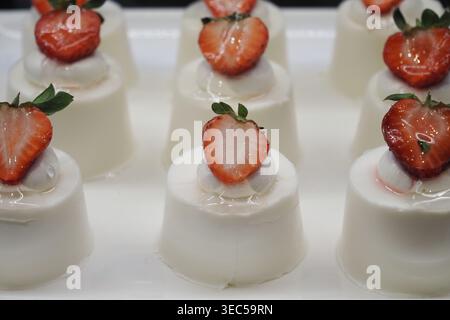 Desserts mit Erdbeeren auf einem weißen Teller in einem Restaurant Stockfoto