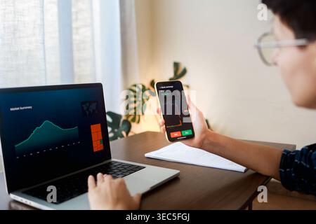 Handelsfrau analysiert Chart in Krypto-App. Börsenstrategiekonzept Stockfoto