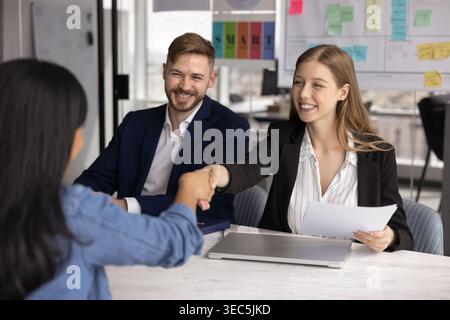 Zwei professionelle Partnerinnen schütteln nach Verhandlungen die Hand Stockfoto