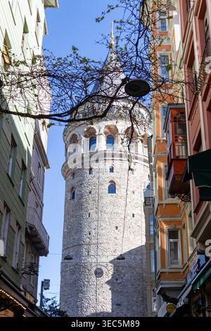 Istanbul Galata Turm aus nächster Nähe von der engen Straße Beyoğlu, historischer mittelalterlicher Steinturm, Türkei Stockfoto