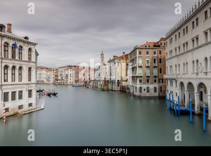 Großer Kanal, Venedig, Italien, klassischer Blick entlang der berühmten Wasserstraße, die von historischen venezianischen Palästen und traditioneller Architektur gesäumt ist. Stockfoto