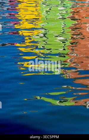 Abstrakte Reflexionen Burano Venedig Italien. Farbenfrohe Kanalmuster schaffen lebendige Texturen und künstlerische Hintergründe aus venezianischen Häusern. Stockfoto