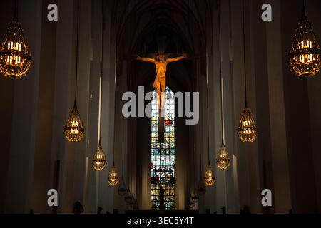 Kruzifix und Kronleuchter in der Frauenkirche in München Stockfoto