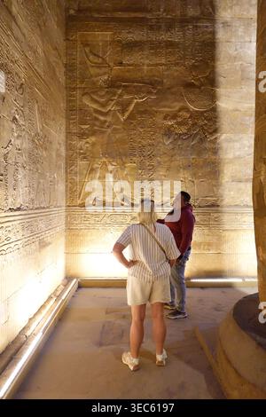 Der Tempel von Edfu in Oberägypten, einer der am besten erhaltenen altägyptischen Tempel, der dem Falkengott Horus gewidmet ist und monumentale Pylonen, Säulen und detaillierte Hieroglyphenschnitzereien aufweist.“ Ägypten März 2026 Hinweis für Redakteure: Die Verwendung dieses Bildes ist ausschließlich redaktioneller Gebrauch. Stockfoto