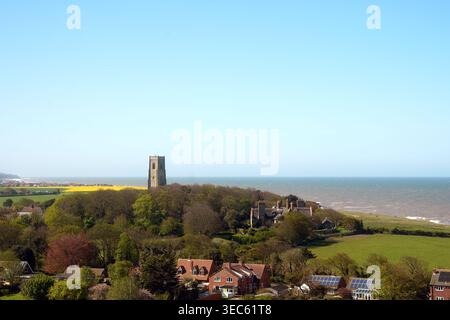 Der Blick vom Gipfel des Happisburgh Lighthouse in Norfolk. Der 26 Meter hohe Leuchtturm ist der älteste Leuchtturm in East Anglia und der einzige unabhängig betriebene Leuchtturm in Großbritannien. Der 1790 erbaute Leuchtturm stand einst 400 Meter im Landesinneren. Nach der Erosion der Küste im Laufe der Jahre ist die Klippe heute weniger als 200 Meter vom Fuß des Leuchtturms entfernt. Bilddatum: Dienstag, 28. April 2026. Stockfoto