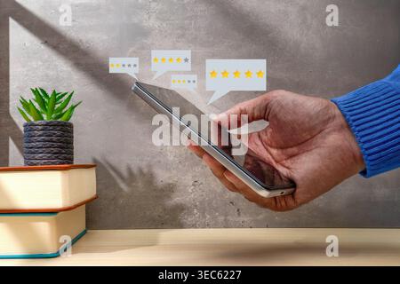 Eine Person, die ein Smartphone mit schwimmenden Blasen mit digitalen Sternen hält. Online-Rezensionen, Kundenfeedback, digitales Reputationskonzept. Stockfoto