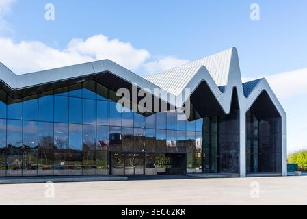 Glasgow, Schottland, Großbritannien – 25. März 2025: Riverside Museum, ein beeindruckendes modernes Gebäude, entworfen von Zaha Hadid, mit einer futuristischen Glasfassade und i Stockfoto