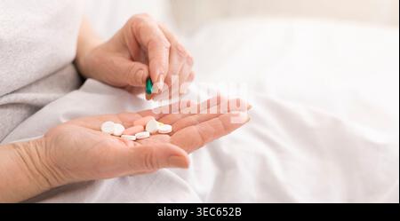 Seniorin hält Pillen in der Hand Nahaufnahme Stockfoto