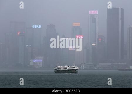Hongkong, Hongkong, China. April 2026. Eine Star Ferry fährt am Morgen des 29. April 2026 über den Victoria Harbour, während die Stadt starke Regenfälle und starke Winde erlebt. (Kreditbild: © James Modesto/ZUMA Press Wire) NUR REDAKTIONELLE VERWENDUNG! Nicht für kommerzielle ZWECKE! Stockfoto