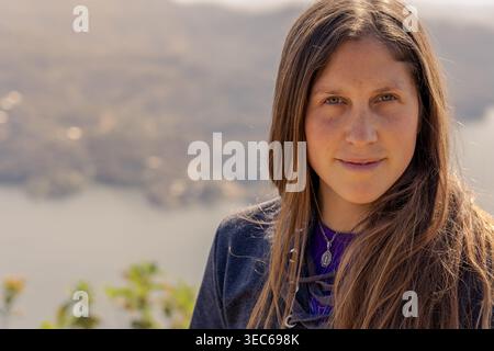 Nahaufnahme Porträt der jungen Frau im Freien Stockfoto
