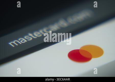 Dhaka, Bangladesch- 02. Dezember 2025: Eine Nahaufnahme eines Laptopbildschirms zeigt die Mastercard-Weboberfläche in einem Browser an Stockfoto