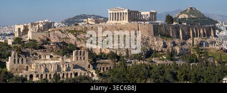 Ein großer Blick auf den Akropolis-Hügel mit dem Parthenon, Propyläen und dem antiken Odeon des Herodes Atticus-Theater im Vordergrund. Stockfoto
