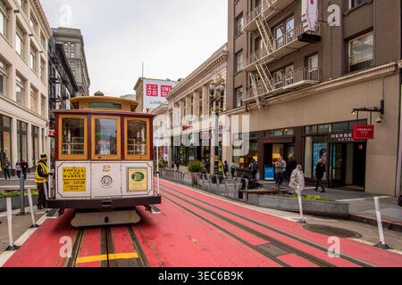Ein Bild von 2017 einer der historischen Cable Cars, die auf der Powell Street in San Francisco, Kalifornien, USA fahren Stockfoto