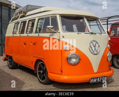 Katwijk aan Zee, Niederlande, 11.04.2026, Vintage, maßgeschneiderter VW-Wohnwagen in Orange auf der alten Timershow Stockfoto