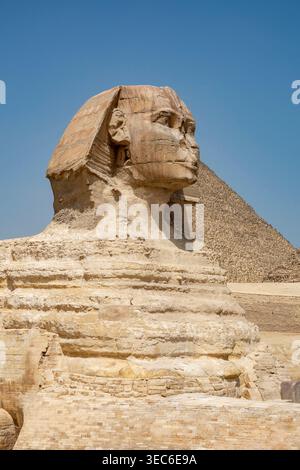 Die Pyramiden von Gizeh in Ägypten, eines der sieben Weltwunder der Antike, mit der Großen Pyramide, der Chephren-Pyramide von Khufu (auch Cheops-Pyramide genannt) und der Pyramide von Menkaure, die sich vom Wüstenplateau in der Nähe von Kairo erhebt. Ägypten März 2026 Hinweis für Redakteure: Die Verwendung dieses Bildes ist ausschließlich redaktioneller Gebrauch. Die Sphinx an den Pyramiden von Gizeh in Ägypten, eines der sieben Weltwunder der Antike, mit der Großen Pyramide, der Chephren-Pyramide von Khufu (auch Cheops-Pyramide genannt) und der M-Pyramide Stockfoto