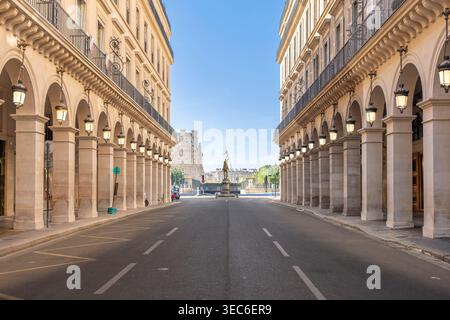 Paris - Frankreich,Frankreich - 04 25 2026: Blick auf die vergoldete Bronzestatue von Jeanne d'Arc von der Pyramidenstraße mit ihren Arkaden im Hintergrund und blau sonnigen Farben Stockfoto