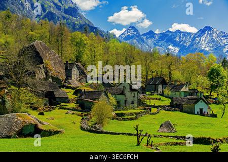 Spektakuläre Aussicht auf den Weiler Sabbione im Bavona-Tal. Der Kanton Tessin, Schweiz. Stockfoto