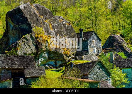 Spektakuläre Aussicht auf den Weiler Sabbione im Bavona-Tal. Der Kanton Tessin, Schweiz. Stockfoto