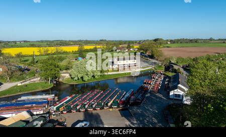 Aus der Vogelperspektive von Norbury Junction am Shropshire Union Canal, wo er auf den Shrewsbury Kanal trifft. Stockfoto