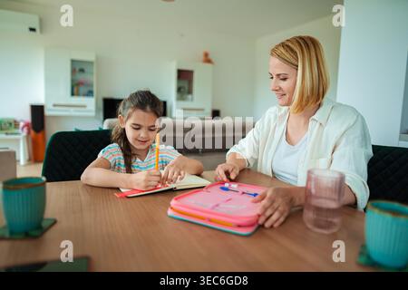 Mutter und Tochter teilen einen kreativen Moment zu Hause. Stockfoto