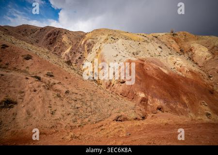 Panoramablick auf die roten und gelben Berge mit Canyons und Schluchten am Mars Altai Russland. Beliebtes Touristenziel mit einzigartigen bunten Farben Stockfoto