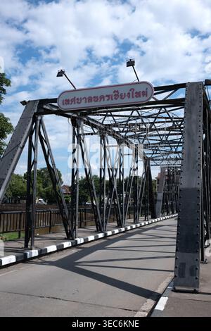 Khua Lek oder die Eiserne Brücke über den Fluss Ping in Chiang Mai Thailand Stockfoto