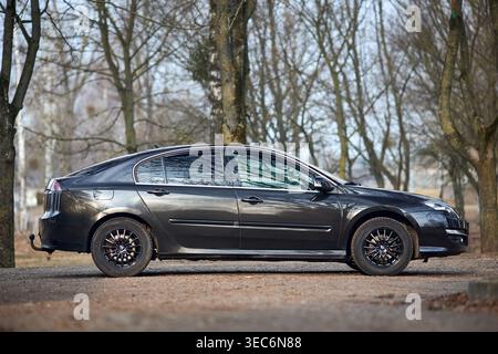 Minsk, Weißrussland - 17. März 2026: Renault Laguna III 3. Generation 1,5 DCI-Neugestaltung des Liftback-Autos auf der Straße, im Frühjahr rechts. Stockfoto