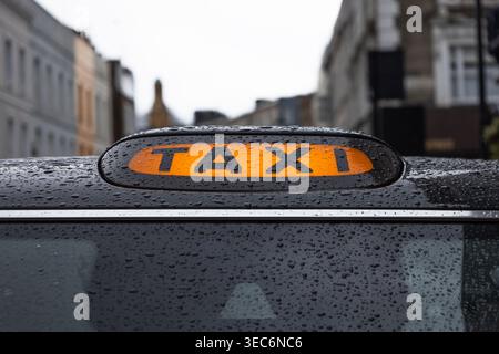 Beleuchtetes Taxischild auf einem Autodach Stockfoto