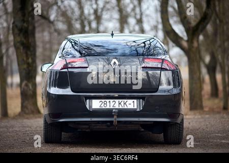 Minsk, Weißrussland - 17. März 2026: Renault Laguna III 3. Generation 1,5 DCI-Neugestaltung des Liftback-Autos auf der Straße in rückwärtiger Rückansicht. Stockfoto
