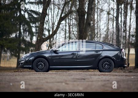 Minsk, Weißrussland - 17. März 2026: Renault Laguna III 3. Generation 1,5 DCI überarbeitet den Liftback Car auf der Straße in der Frühlingsansicht von links. Stockfoto