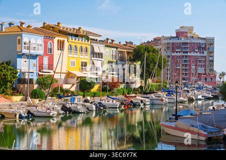 Sonniger Tag in Port Saplaya, einem malerischen Feriendorf mit einem Yachthafen am Ufer des Mittelmeers in Valencia, Spanien Stockfoto