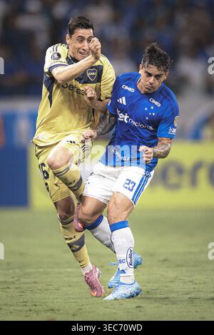 Belo Horizonte, Brasilien. April 2026. BELO HORIZONTE, BRASILIEN - 28. APRIL: Miguel Merentiel von Boca Juniors (L) und Fagner von Cruzeiro (R) während eines Spiels zwischen Cruzeiro und Boca Juniors als Teil der Copa CONMEBOL Libertadores im Mineirao Stadium Stadium Stadium am 28. April 2026 in Belo Horizonte, Brasilien. (Foto von Pedro Vale/Sports Press Photo/Getty Images) Credit: SPP Sport Press Photo. /Alamy Live News Stockfoto
