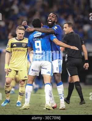 Belo Horizonte, Brasilien. April 2026. BELO HORIZONTE, BRASILIEN - 28. APRIL: Gerson (R) und Bruno Rodrigues (L) von Cruzerio reagieren, nachdem sie ein Spiel zwischen Cruzeiro und Boca Juniors als Teil der Copa CONMEBOL Libertadores im Mineirao Stadium Stadium am 28. April 2026 in Belo Horizonte, Brasilien gewonnen haben. (Foto von Pedro Vale/Sports Press Photo/Getty Images) Credit: SPP Sport Press Photo. /Alamy Live News Stockfoto