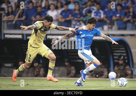 Belo Horizonte, Brasilien. April 2026. BELO HORIZONTE, BRASILIEN - 28. APRIL: Lautaro Di Lollo von Boca Juniors (L) und Kaio Jorge von Cruzeiro (R) kämpfen um Besitz während eines Spiels zwischen Cruzeiro und Boca Juniors als Teil der Copa CONMEBOL Libertadores im Mineirao Stadium Stadium Stadium Stadium am 28. April 2026 in Belo Horizonte, Brasilien. (Foto von Pedro Vale/Sports Press Photo/Getty Images) Credit: SPP Sport Press Photo. /Alamy Live News Stockfoto