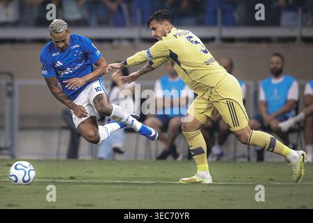 Belo Horizonte, Brasilien. April 2026. BELO HORIZONTE, BRASILIEN - 28. APRIL: Leandro Paredes von Boca Juniors (R) schiebt Matheus Pereira von Cruzeiro (L) während eines Spiels zwischen Cruzeiro und Boca Juniors als Teil der Copa CONMEBOL Libertadores im Mineirao Stadium Stadium Stadium am 28. April 2026 in Belo Horizonte, Brasilien. (Foto von Pedro Vale/Sports Press Photo/Getty Images) Credit: SPP Sport Press Photo. /Alamy Live News Stockfoto