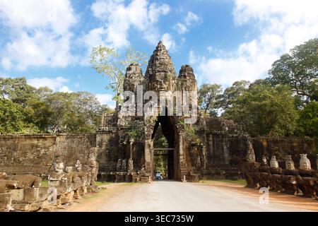 Historischer Eingang zum Angkor Wat in Kambodscha, mit majestätischer Khmer-Steinarchitektur und einem UNESCO-Weltkulturerbe bei Sonnenaufgang. Stockfoto