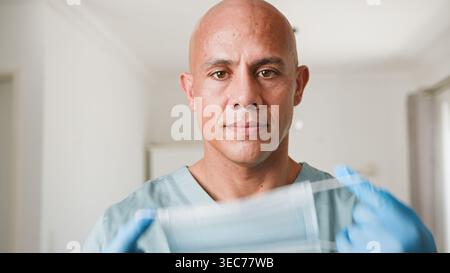 Porträt Eines Männlichen Arztes Mit Chirurgischer Maske Und Handschuhen Zur Vorbereitung Der Patientenuntersuchung Im Häuslichen Setting Stockfoto