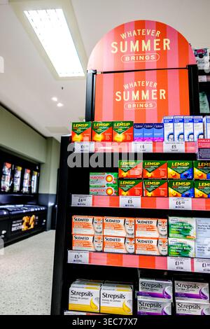London Großbritannien, 29. April 2026, Auswahl von Over the Counter Cold Grippe and Heuschnupfen Medicines With No People Stockfoto