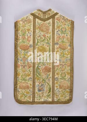 Chasuble, Liturgisches Gewand aus weißem Seidensatin, bestickt mit bunten Seidenfäden. Die Säulen haben eine breite, reich blühende Ranke mit großen Blüten in den Bögen und kleinen Blüten entlang der Ranken. Die Seiten sind mit übereinander liegenden Blütenzweigen verziert, die aus herzförmigen Vasen wachsen. Vorherrschende Farben: Rosa in verschiedenen Farbtönen, Grün und Blau. Kanten mit breitem Goldgeflecht, Säulen mit schmalerem Geflecht. Baumwollfutter, hellrosa. Datiert in der 1. Hälfte des 19. Jahrhunderts mit einem Verein aus dem 18. Jahrhundert, Ursprungsort: Polen. Länge 107 cm, Breite 66 cm hinten Stockfoto
