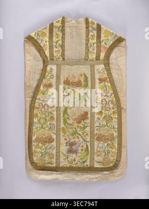 Chasuble, Liturgisches Gewand aus weißem Seidensatin, bestickt mit bunten Seidenfäden. Die Säulen haben eine breite, reich blühende Ranke mit großen Blüten in den Bögen und kleinen Blüten entlang der Ranken. Die Seiten sind mit übereinander liegenden Blütenzweigen verziert, die aus herzförmigen Vasen wachsen. Vorherrschende Farben: Rosa in verschiedenen Farbtönen, Grün und Blau. Kanten mit breitem Goldgeflecht; Säulen mit schmalerem Geflecht. Baumwollfutter, hellrosa. Datiert in der 1. Hälfte des 19. Jahrhunderts, 18. Jahrhundert, in Polen erwähnt. Länge 107 cm, Breite 66 cm hinten. Motive/Ornament: Stockfoto
