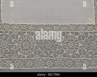 Deckchen, geometrische Ornamente, Rosettenschmuck, Deckchen mit glatter Mitte. Rand aus weißer Leinenspitze mit Rosettenmotiven: Große Rosetten in der Mitte und Reihen kleiner Rosetten an den Kanten, Punto in tela-Spitze, ca. 1600, Italien, Spitze, Stoff, Höhe 79 cm, Breite 70 cm, Ein rechteckiges Stück durchscheinenden Stoffes in einer hellen cremeweißen Farbe liegt über dem oberen Teil des Bildes, umrandet mit einem zarten dekorativen Rand derselben Farbe; darunter füllt ein breiter Abschnitt aus komplizierter durchbrochener Spitze in einer cremefarbenen oder cremefarbenen Farbe den unteren Bereich mit sich wiederholenden kreisförmigen und sternähnlichen Motiven, die durch verbunden sind Stockfoto