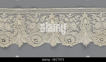 Spitzenfragment; gekaufte Provenienz notiert; Spitze mit Pflanzenschmuck. Auf einer Seite gezackt, mit einem Muster aus Blumen, fächerförmigen Blättern und eiförmigen Rosetten darüber. Rosenblüten zwischen den Blättern und Zweige von anderen kleinen Blüten darüber. Hintergrund: Fond de Gaze. 2. Hälfte des 19. Jahrhunderts, Brüssel. Spitze; Breite 8,5 cm, Länge 127 cm., Ein horizontaler Streifen aus zarter Spitze in cremefarbenen und cremefarbenen Tönen erstreckt sich über einen gedämpften grauen Hintergrund mit einem komplizierten, sich wiederholenden Blumen- und Ornamentmuster mit gewelltem unteren Rand; die Spitze zeigt ein Netz, das mit gefüllt ist Stockfoto