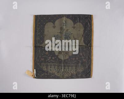 Tischdecke, Kirchenparamente; bedruckte Stoffe mit Blumen, Blättern und Pflanzenschmuck; sakrale Kunst für die Einrichtung von Kirchen und Kapellen; 19. Jahrhundert; Ursprungsort, Stoff; Höhe 63,5 cm, Wide 59,8 cm, Ein quadratisches Stück Stoff mit dunkler Mitteltafel und gemustertem Rand in gedämpfter Goldfarbe, flach auf einem hellgrauen Hintergrund; der mittlere Bereich zeigt ein verblichenes Blumenmotiv in Olivgrün, Blau, Dunkelbraun und gedämpftem Rosa, mit einer dunkleren Überlagerung, die gewellte Formen und gitterartige Akzente schafft; der Stoff hat sichtbare Falzlinien und ein paar kleine dunkle Flecken und ein kleines Etikett Stockfoto