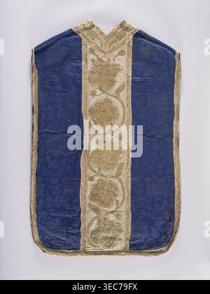 Chasuble, 17. Jahrhundert, Polen. Liturgisches Gewand. Die Seiten sind aus halbseidenem marineblauem Damastgewebe aus dem 19. Jahrhundert mit einem Motiv aus verdrehten Blumenzweigen gefertigt. Die Säulen haben ein Rankenmotiv mit schematischen Tulpen und Rosen, die mit Metallfäden bestickt sind: Silber im Hintergrund, Gold in den ornamentalen Abschnitten. Kanten und innere Teilungen mit Metallgalloon getrimmt. Baumwollfutter. Stickerei: Goldfarbenes Metallgarn auf dickem Leinwandrücken. Hintergrund, Blätter und Knospen in flacher Stickerei; Blumenbecher und -Stiele in hochgesteckter Stickerei auf einem Träger aus Leinenfäden. Gold Stockfoto