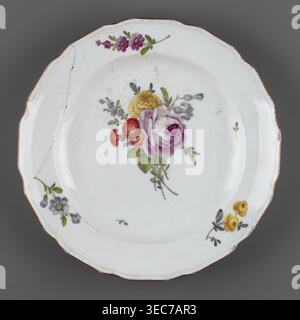 Flachplatte, Churfuerstliche Porzellan Fabrique, Meissen 1763/74–1814, Marcolini-Zeit 1774–1814; Weichporzellan. Flache Platte mit 12-Blatt-Kragen mit gewelltem Rand und ockerfarbenem Rand. Im Mittelspiegel: Ein Blumenstrauß mit Himbeerrose, blauen Glockenblumen und Ziegelrot-Gänseblümchen. Am Kragen: Drei Blumensprays, darunter gelbe Rosen; Blattvorsprünge. Unten: Eine schwarze Überglasung mit der Marke SAR./K., datiert 1774–1814, Meißen, Sachsen. Macher/Attribution: Stanisław August Poniatowski König von Polen; 1732–1798 in Verbindung mit dem Stück. Funktion: Gefäßplatte, Stockfoto