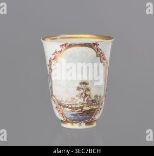 Teekanne, Königliche Porzellan Fabrique, Meißen um 1730, 1710–1763, Meißen, Sachsen. Teekanne, schlank, hoch, kelchförmig, ohne Griffe, Höhe 7,1 cm, Durchm. 6,3 cm. Vergoldet mit Spitze in Rot und Gelb mit metallisch-violetten Feldern Perlmutterluester. Mit einer Miniatur in einer Rokoko-Kartusche, die eine Flusslandschaft darstellt; Rückseite mit Vögeln und Insekten verziert. Hersteller: Königliche Porzellanfabrik, Meissen., Eine weiße Porzellanschale mit ausgestelltem Rand und goldenem Innenrand, verziert mit kunstvollen Scrollbändern in Rot und Gold und einer gemalten Landschaftsszene auf der Vorderseite; die Stockfoto