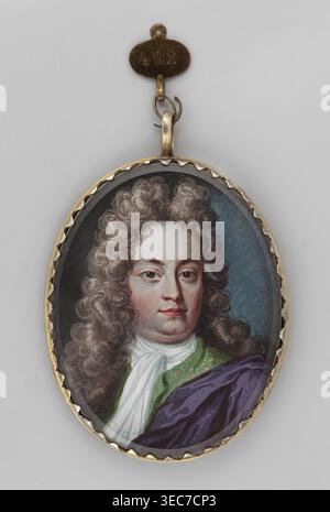 Porträt eines Mannes in Löwenperücke, Georg von Hessen-Darmstadt 1669–1705 ?, unbekannter Künstler, männliches Porträt rechts, Kleidung: Grüner Frack, lila Fell, cravat; Frisur: üppige, gelbbraune Perücke im Löwenstil, junger Mann, schulterlanges Porträt, Miniaturmalerei, Büste drei Viertel rechts, in Kleidung und Frisur aus dem frühen 18. Jahrhundert. Hintergrund blau, dunkler links. Rahmen: Vergoldetes Silber. Fälschung, 1850, Deutschland. Abmessungen: Höhe 7,5 cm, Breite 5,9 cm., eine ovale Pendelleuchte mit Metallrahmen und einer kleinen Befestigungsschlaufe, die ein gemaltes Porträt einer Person mit blasse Haut und voller Haut enthält, Stockfoto