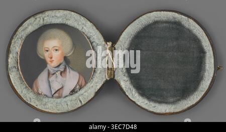 Porträt eines jungen Mannes in grauer Perücke; Künstler unbekannt. Dreiviertel-männliches Porträt, ca. 1770, Miniatur. Die Brust ist fast gerade, der Kopf leicht nach links gedreht. Große kugelförmige Perücke mit einem Zöpfel auf der Rückseite. Er trägt eine kurze gebundene Fliederkrawatte und einen grau-rosa Frack mit lilafarbenen Revers, die mit silbernen Blütenknospen bestickt sind. Hintergrund grau-oliv, rechts in der Nähe des Kopfes aufgehellt. In einem runden schwarzen Lederetui mit grau-grünem Plüschstoff untergebracht, öffnete sich Ein kreisförmiges, aufklappbares Gehäuse, das links ein gemaltes Porträt und rechts einen gepolsterten leeren Platz freigibt, beide umgeben von einem weichen Pelz Stockfoto